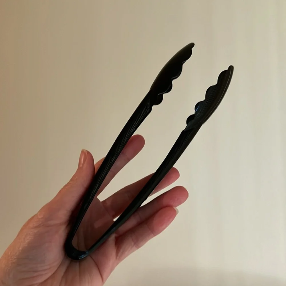 💝10/$10💝 Black Plastic Serving Tong, Fineline item 3390